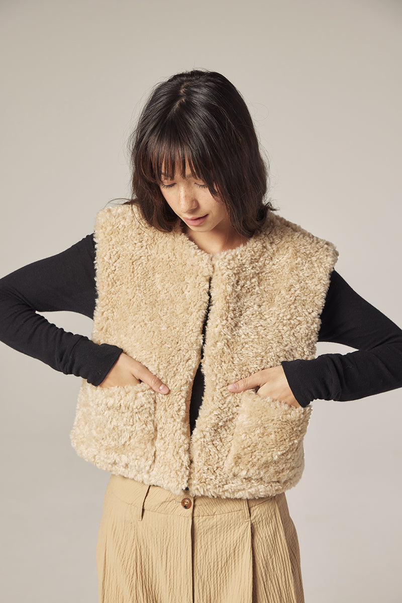 Reversible fur short vest | Amente | MARKET