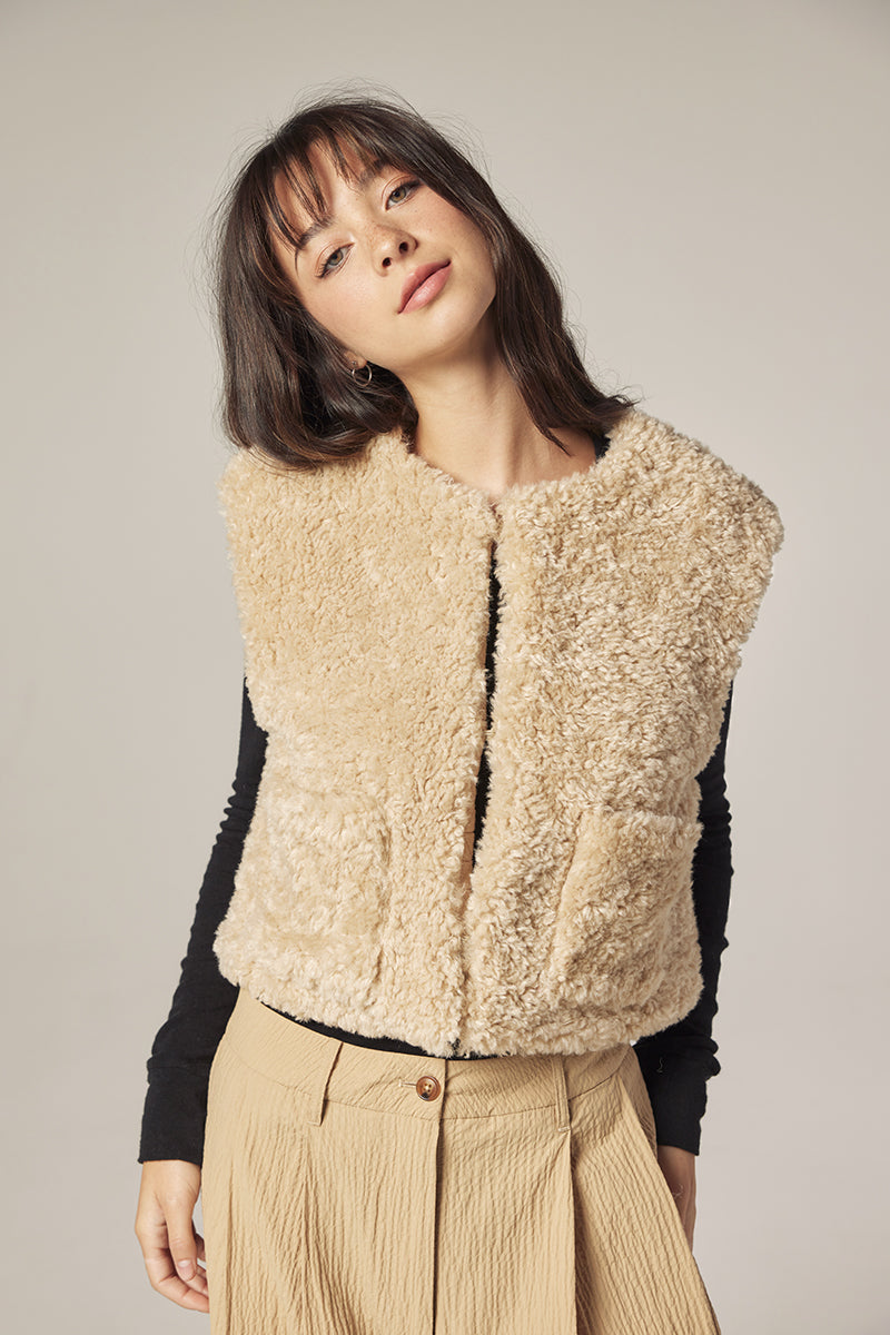 Reversible fur short vest | Amente | MARKET