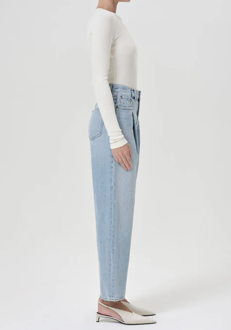 Folded waist jean in sideline