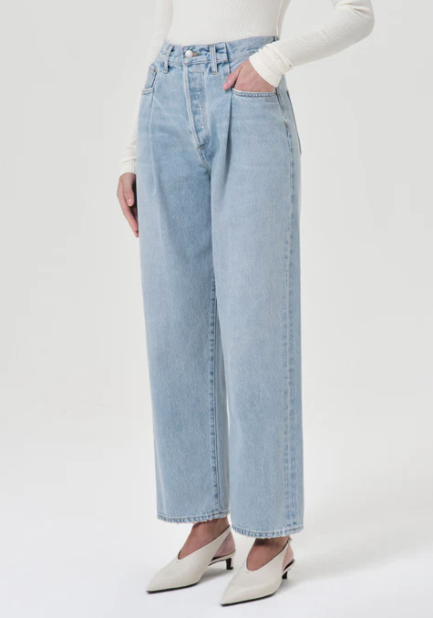 Folded waist jean in sideline