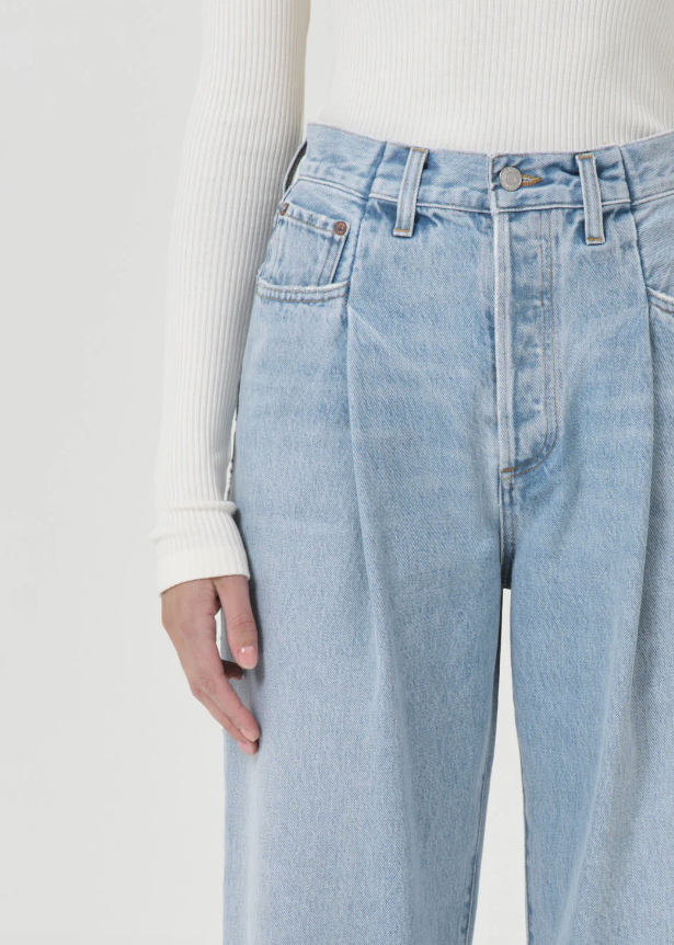 Folded waist jean in sideline