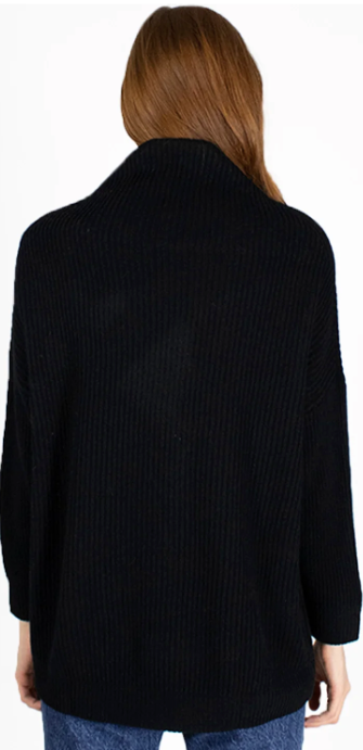 Funnel neck shaker in black